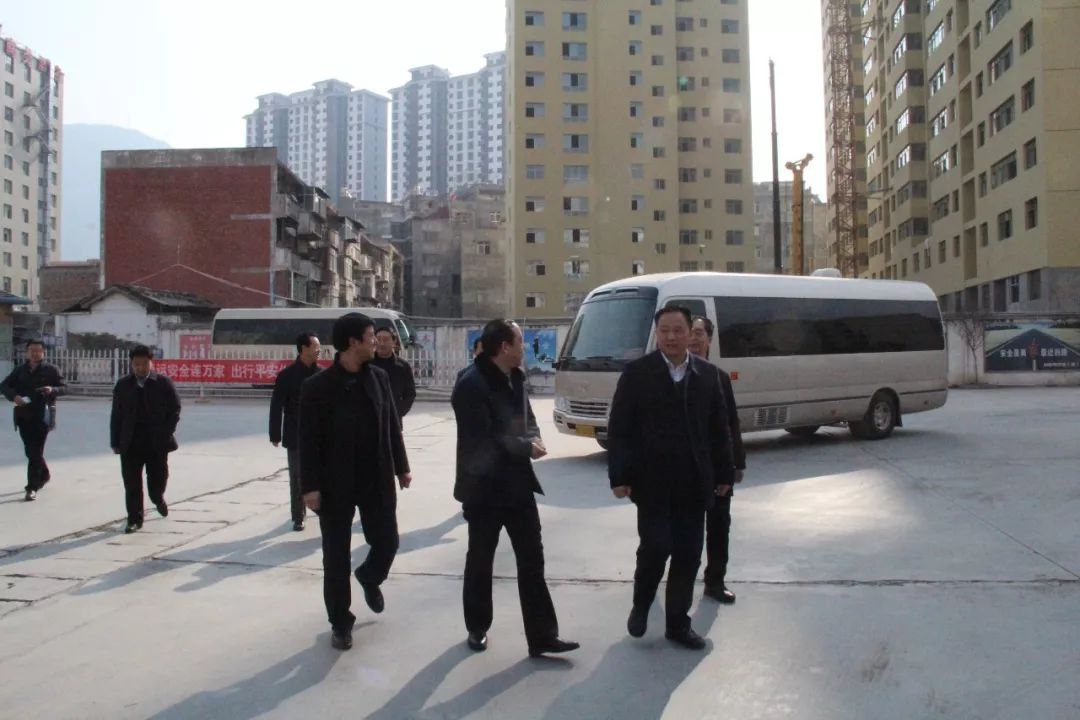 隴南市委常委、常務(wù)副市長張慶宏、副市長徐世林、市人大副主任陳榮等一行深入隴運(yùn)集團(tuán)公司武都汽車站開展春節(jié)前走訪慰問活動