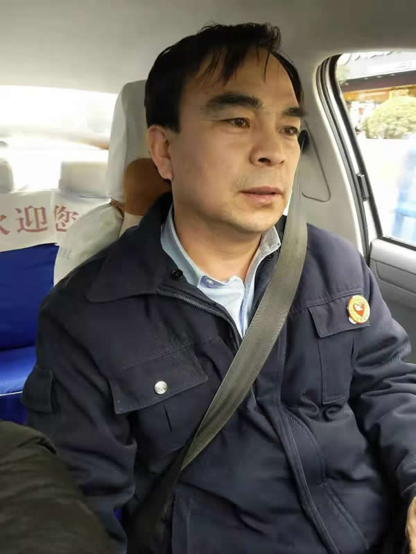 【拾金不昧】為隴運(yùn)集團(tuán)潤(rùn)祥出租車公司駕駛員“王劉德”點(diǎn)贊?。? onmousewheel=